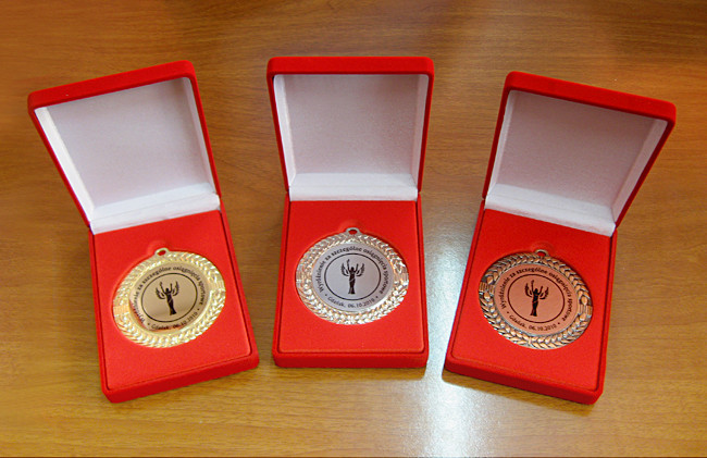 medal 70 mm w ozdobnym etui okolicznościowym puchary statuetki medale